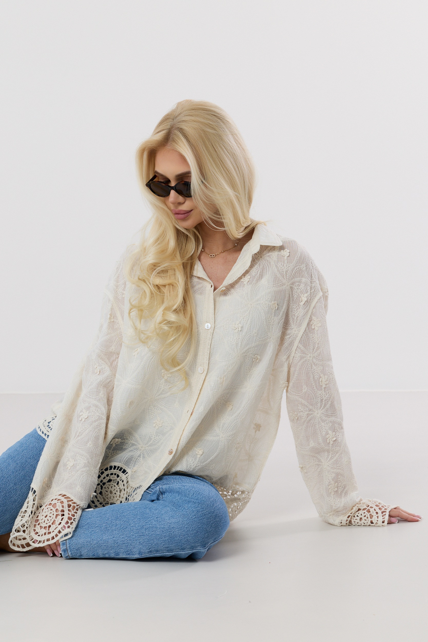 Koszula z ażurowym haftem i koronkowym dołem