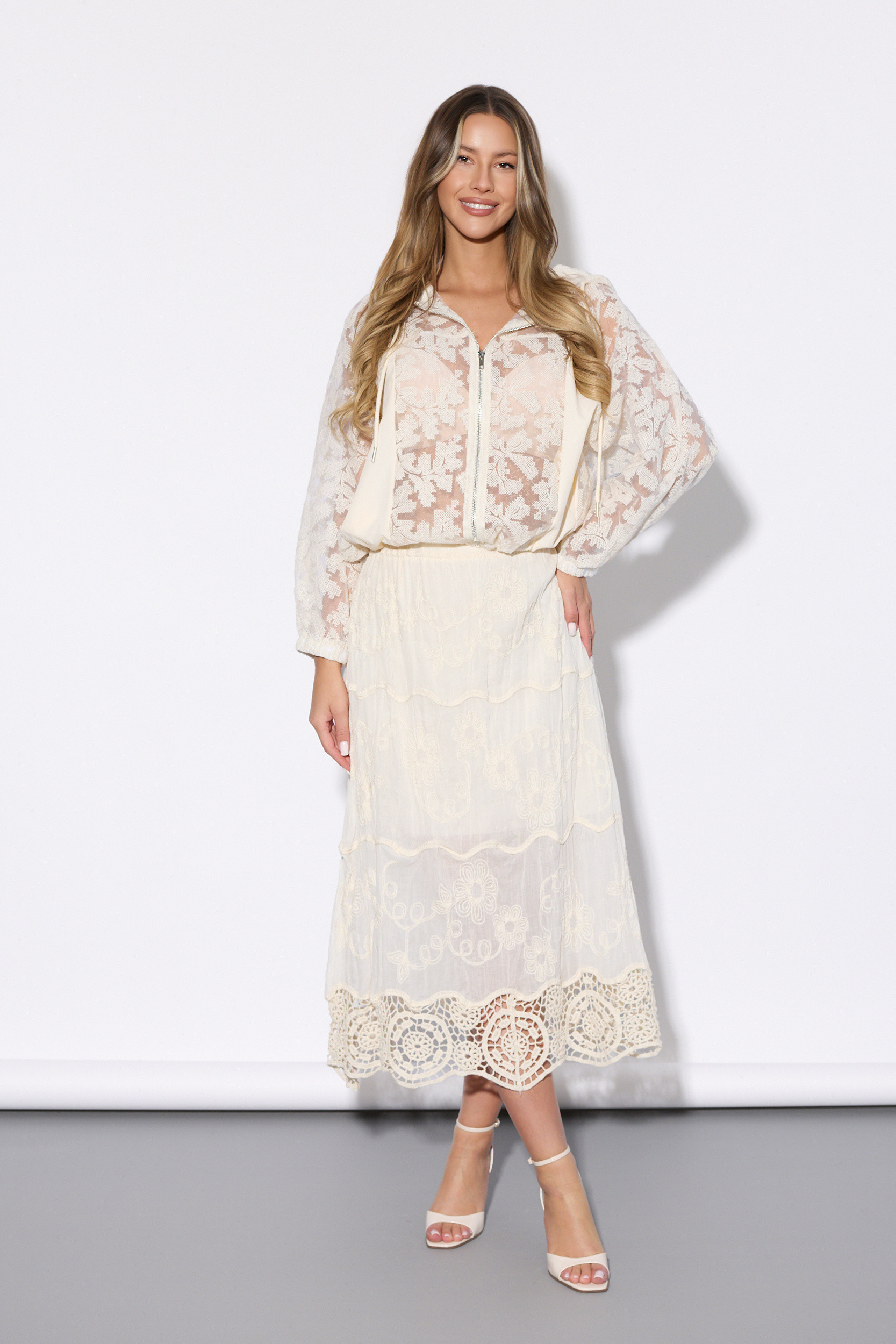 Długa spódnica z haftem i ozdobnym dołem