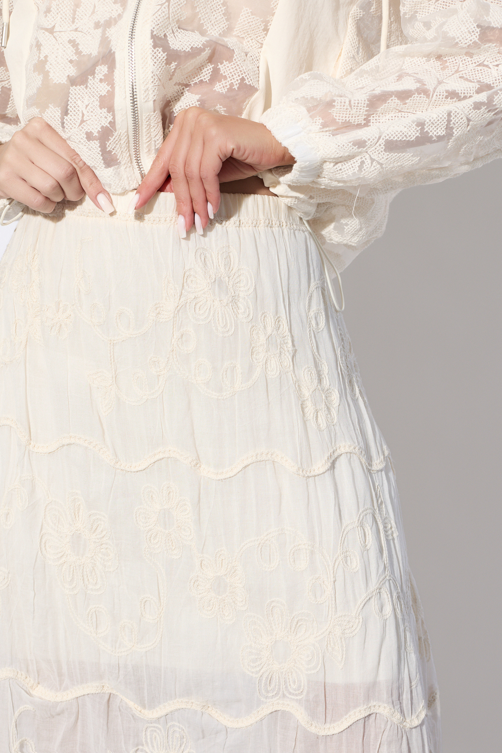 Długa spódnica z haftem i ozdobnym dołem