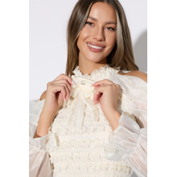 Krótka bluzka z falbankami i biżuteryjną kokardą