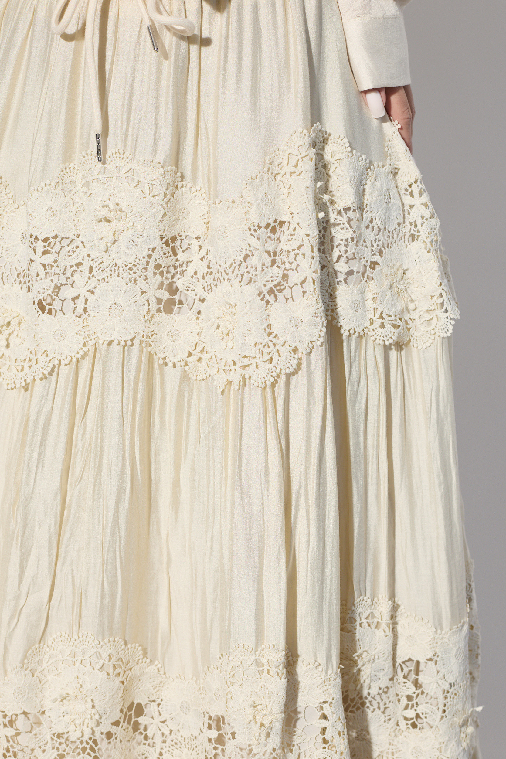 Długa spódnica warstwowa z haftem i falbanami