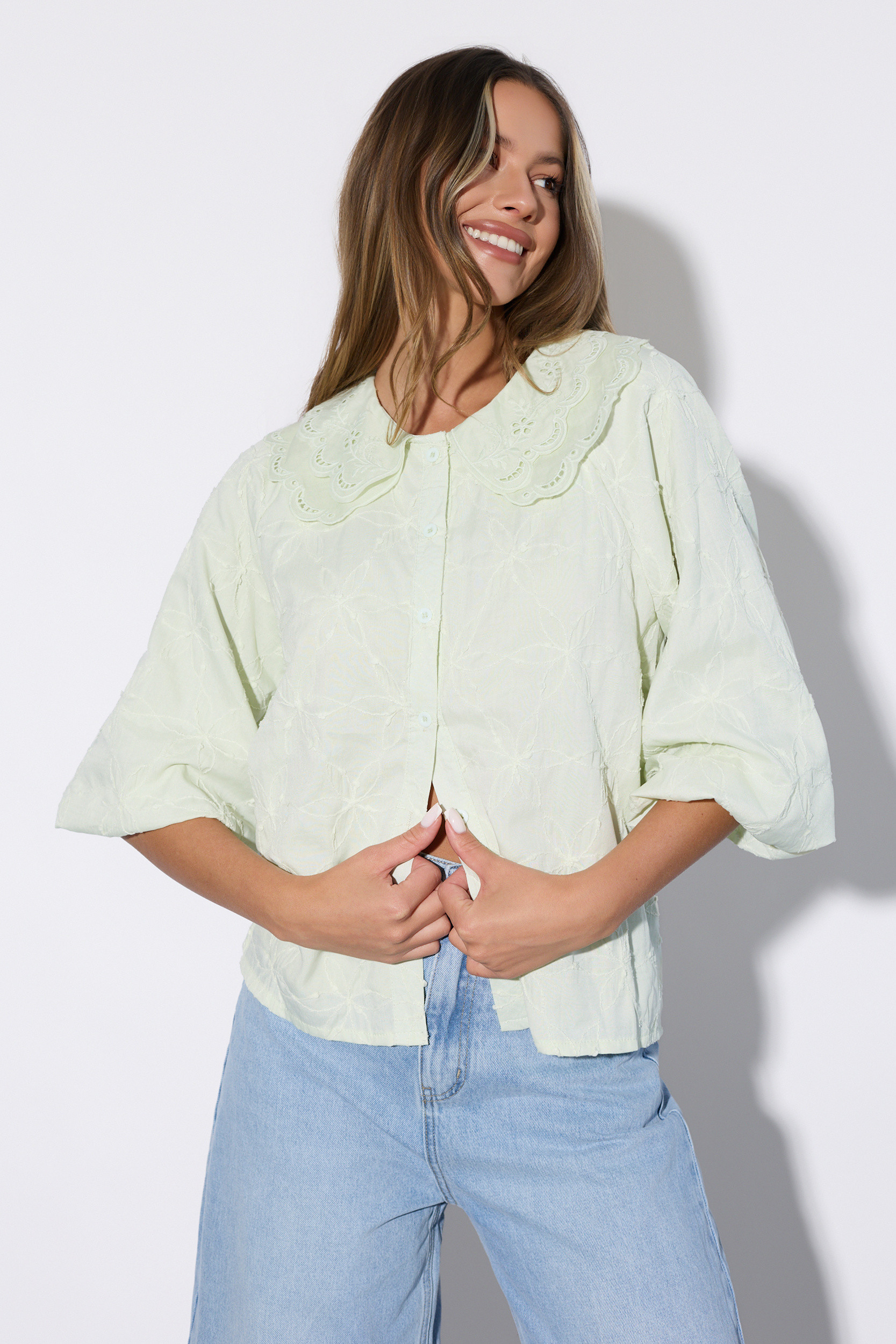 Haftowana koszula z podwójnym kołnierzem i bufkami