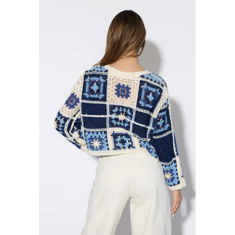 Szydełkowa bluzka typu crop top w stylu boho