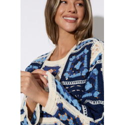 Szydełkowa bluzka typu crop top w stylu boho