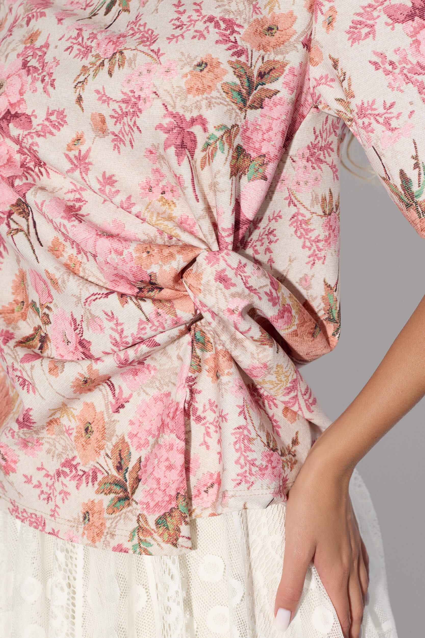 Bluzka z kwiatowym printem i marszczeniem w talii