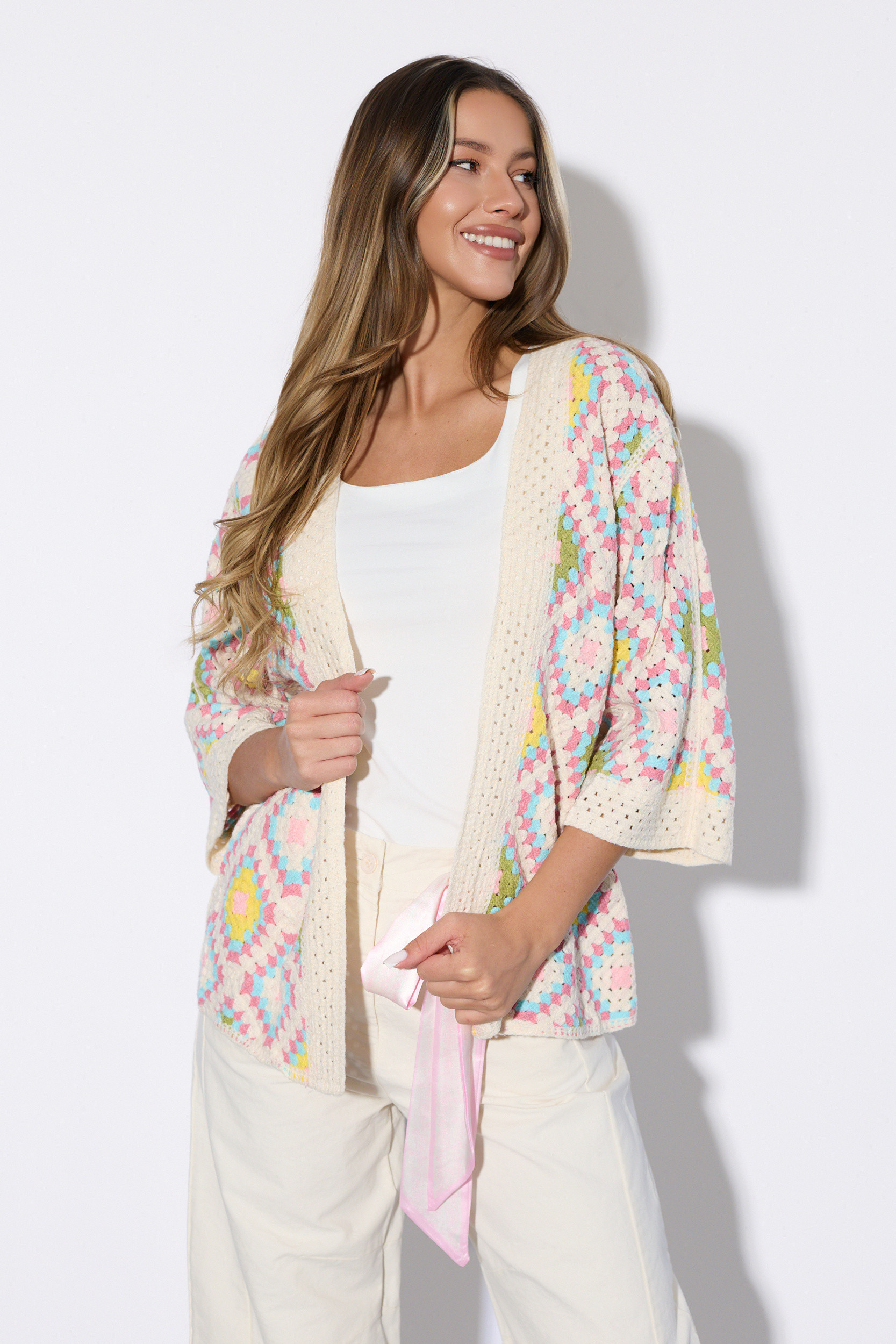 Szydełkowy kardigan z geometrycznym wzorem