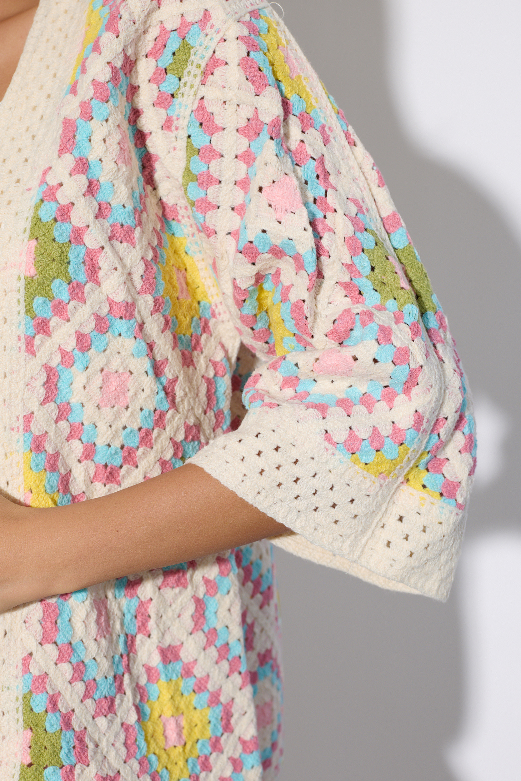 Szydełkowy kardigan z geometrycznym wzorem