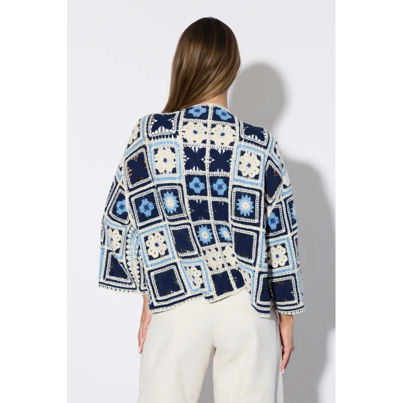 Krótki kardigan szydełkowy z motywem kwiatowym