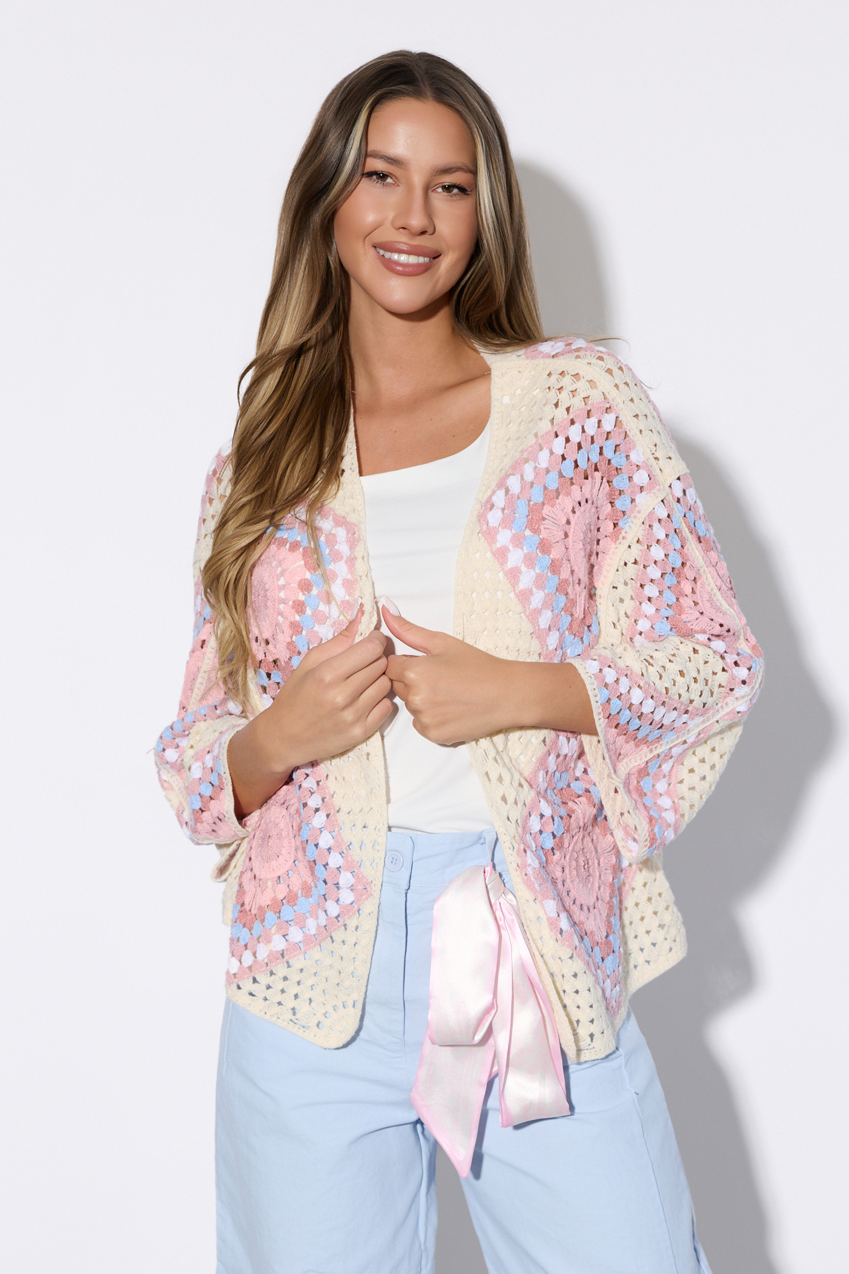 Ażurowy kardigan z szerokimi rękawami