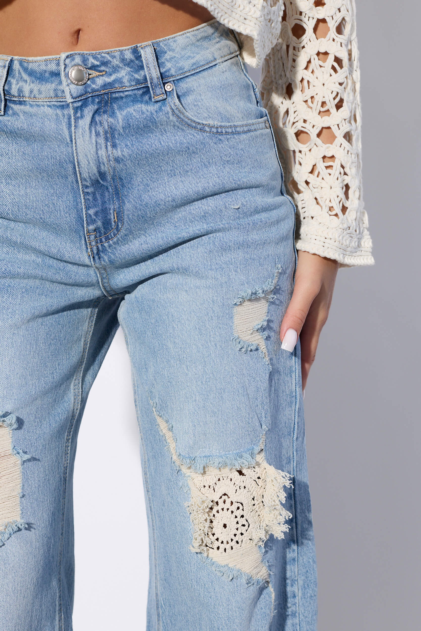 Jeansy wide leg z przetarciami i ażurowymi wstawkami