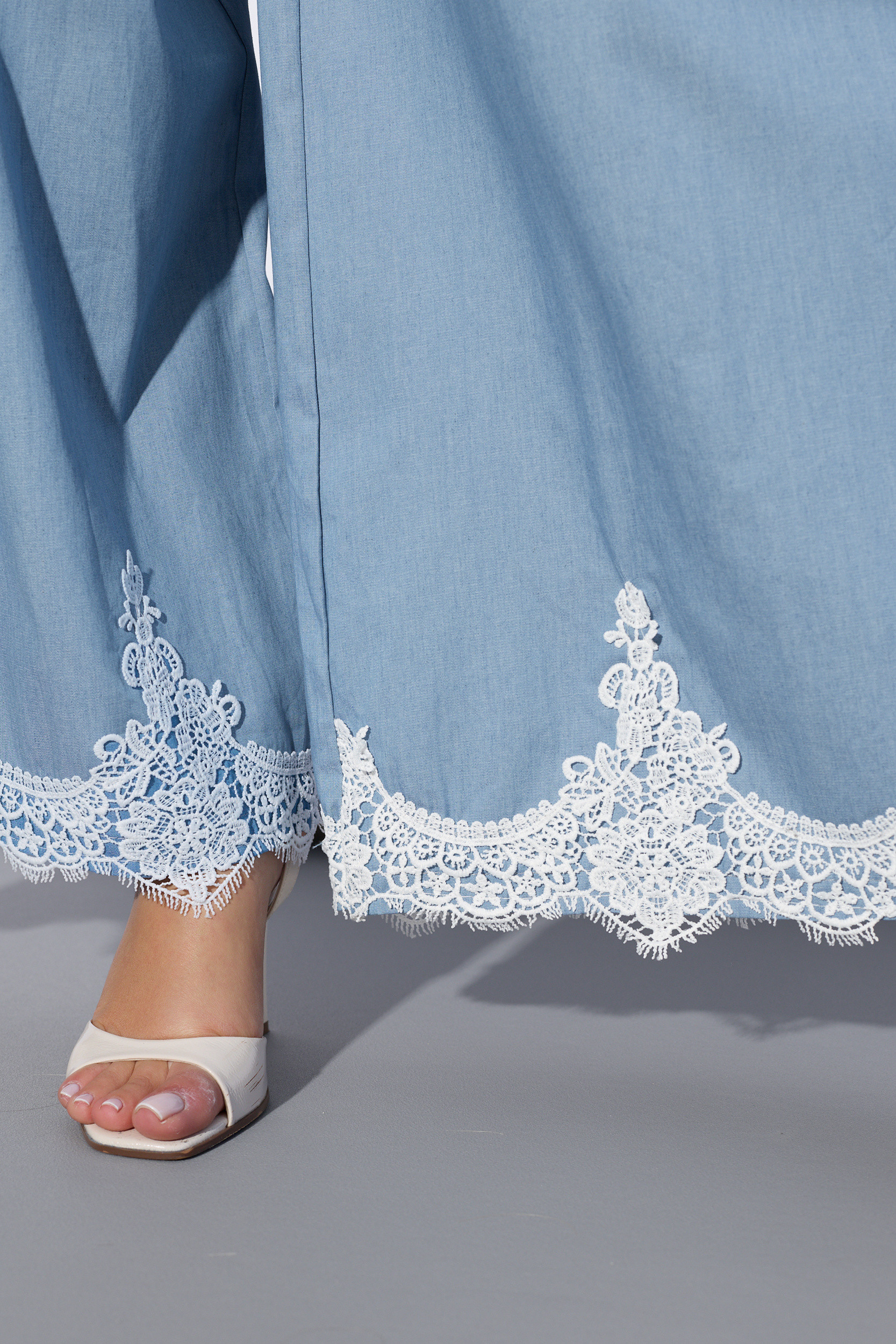 Spodnie palazzo z haftowanym dołem i wiązaniem