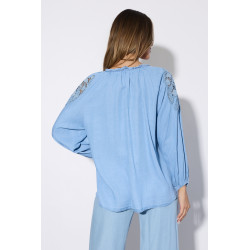 Denimowa koszula z ażurowym haftem i wiązaniem