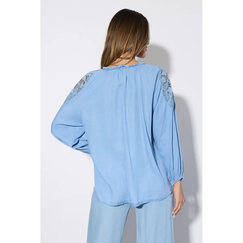 Denimowa koszula z ażurowym haftem i wiązaniem