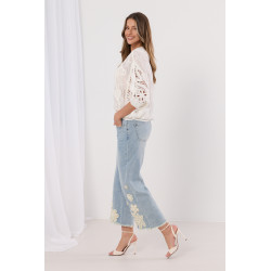 Jeansy z postrzępiona nogawką i biżuteryjnym zdobieniem