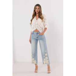 Jeansy z postrzępiona nogawką i biżuteryjnym zdobieniem