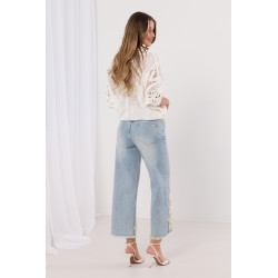 Jeansy z postrzępiona nogawką i biżuteryjnym zdobieniem