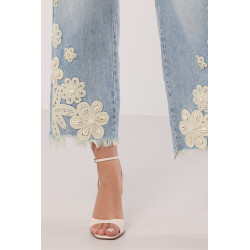 Jeansy z postrzępiona nogawką i biżuteryjnym zdobieniem