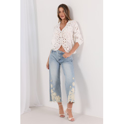 Jeansy z postrzępiona nogawką i biżuteryjnym zdobieniem