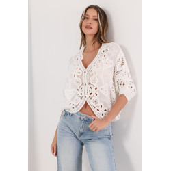 Ażurowa bluzka typu crop kwiatowym motywem