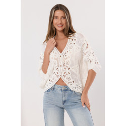 Ażurowa bluzka typu crop kwiatowym motywem