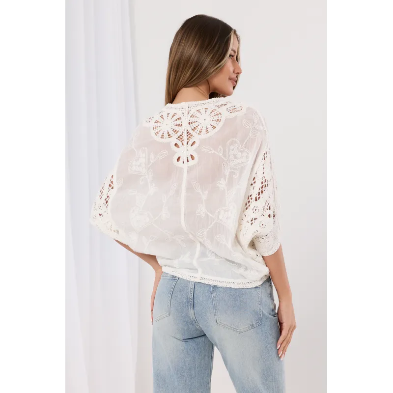 Ażurowa bluzka typu crop kwiatowym motywem