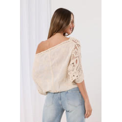 Ażurowa bluzka typu crop kwiatowym motywem