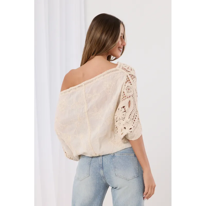 Ażurowa bluzka typu crop kwiatowym motywem