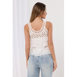 Bluzka z ozdobnym ażurowym dekoltem i falbanami