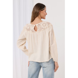Bluzka z ażurowym wykończeniem i bufiastymi rękawami