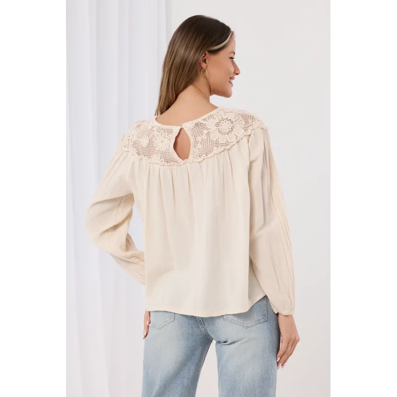 Bluzka z ażurowym wykończeniem i bufiastymi rękawami