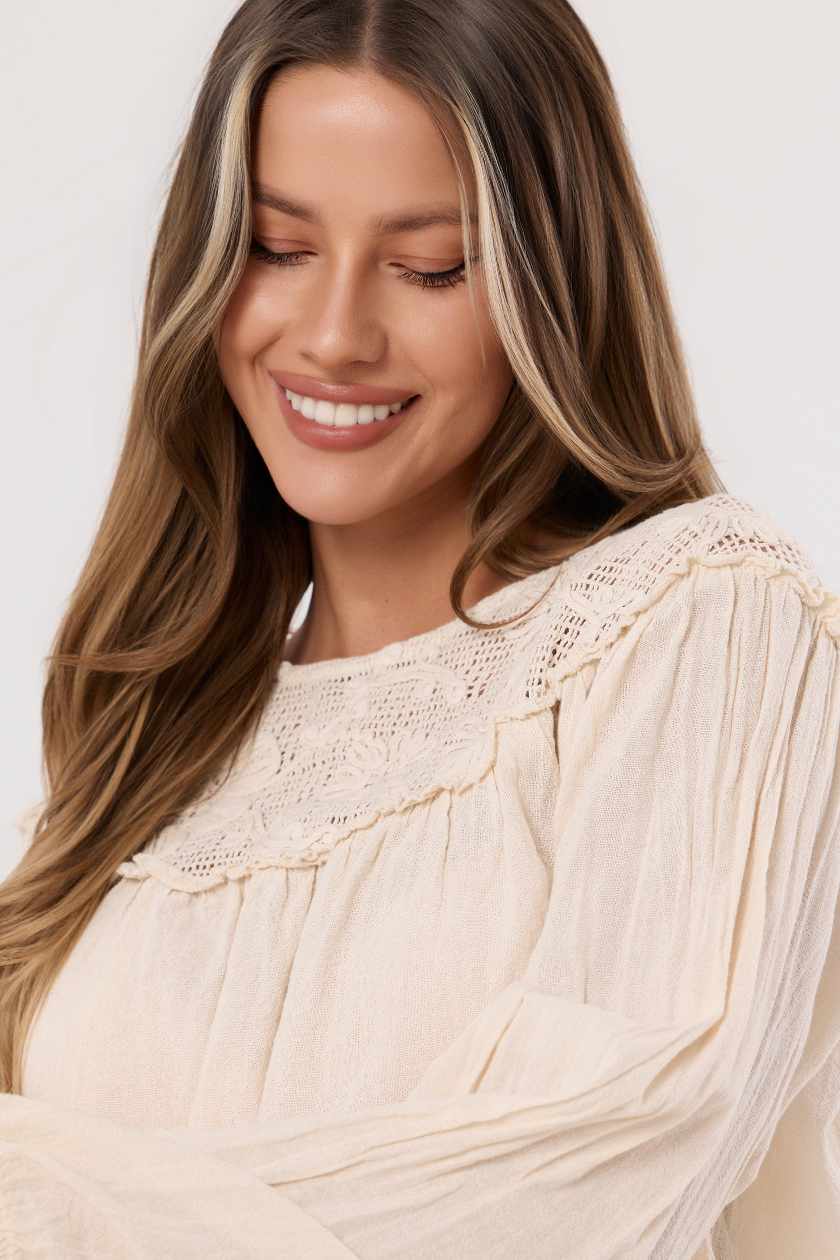 Bluzka z ażurowym wykończeniem i bufiastymi rękawami