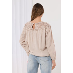 Bluzka z ażurowym wykończeniem i bufiastymi rękawami