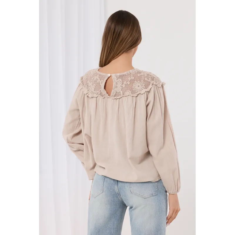 Bluzka z ażurowym wykończeniem i bufiastymi rękawami