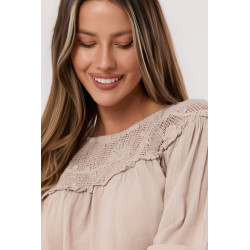 Bluzka z ażurowym wykończeniem i bufiastymi rękawami