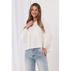 Bluzka z ażurowym wykończeniem i bufiastymi rękawami