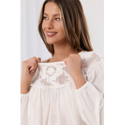 Bluzka z ażurowym wykończeniem i bufiastymi rękawami