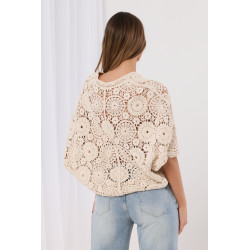 Ażurowa bluzka z kwiatowym motywem i perełkami