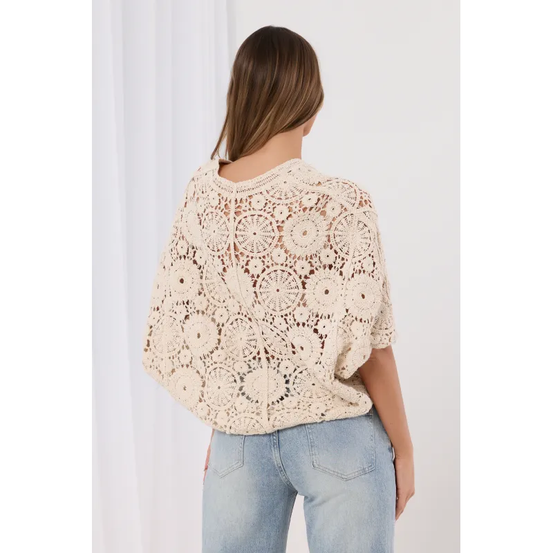 Ażurowa bluzka z kwiatowym motywem i perełkami