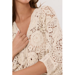 Ażurowa bluzka z kwiatowym motywem i perełkami
