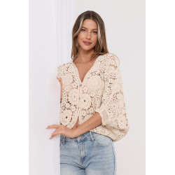 Ażurowa bluzka z kwiatowym motywem i perełkami