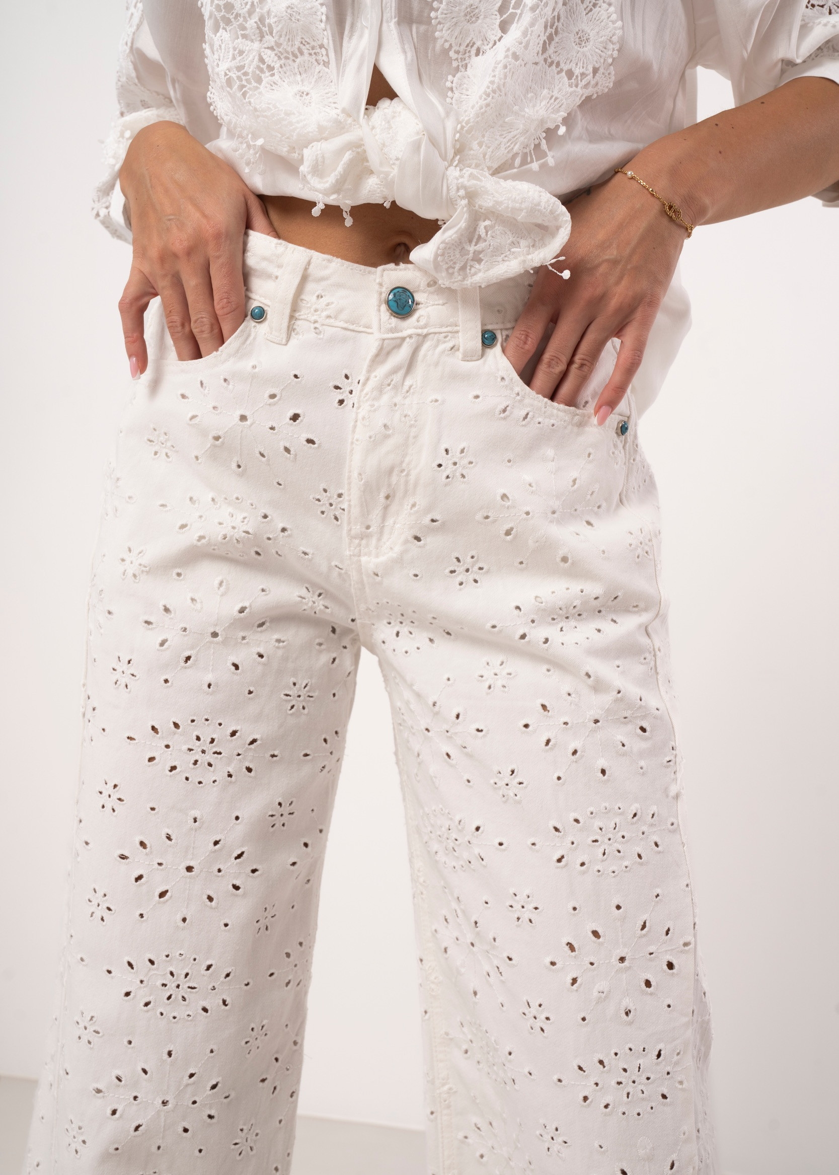 Jeansowe spodnie ażurowe z szeroką nogawką