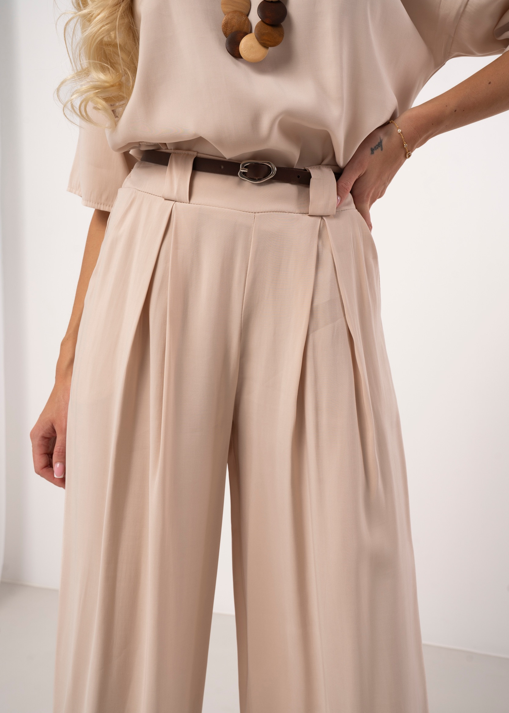 Spodnie z szerokimi nogawkami i zakładkami