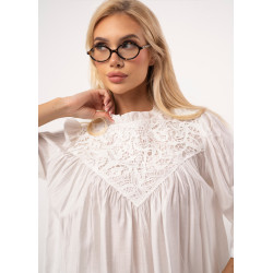 Bluzka z delikatną stójką i ażurowym zdobieniem
