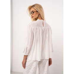 Bluzka z delikatną stójką i ażurowym zdobieniem