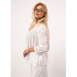 Bluzka z delikatną stójką i ażurowym zdobieniem