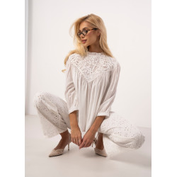 Bluzka z delikatną stójką i ażurowym zdobieniem