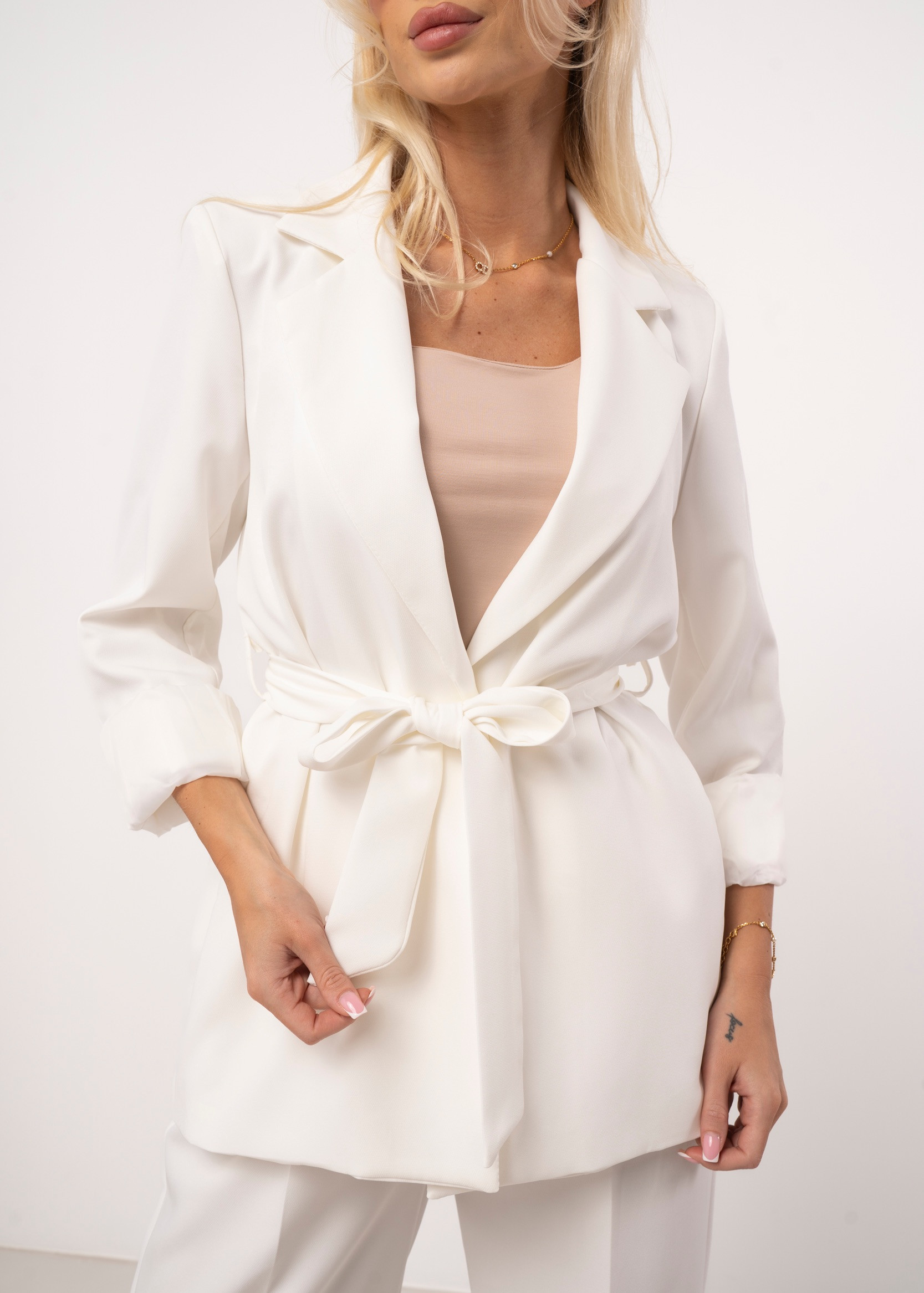 Marynarka oversize z paskiem i podwiniętymi rękawami