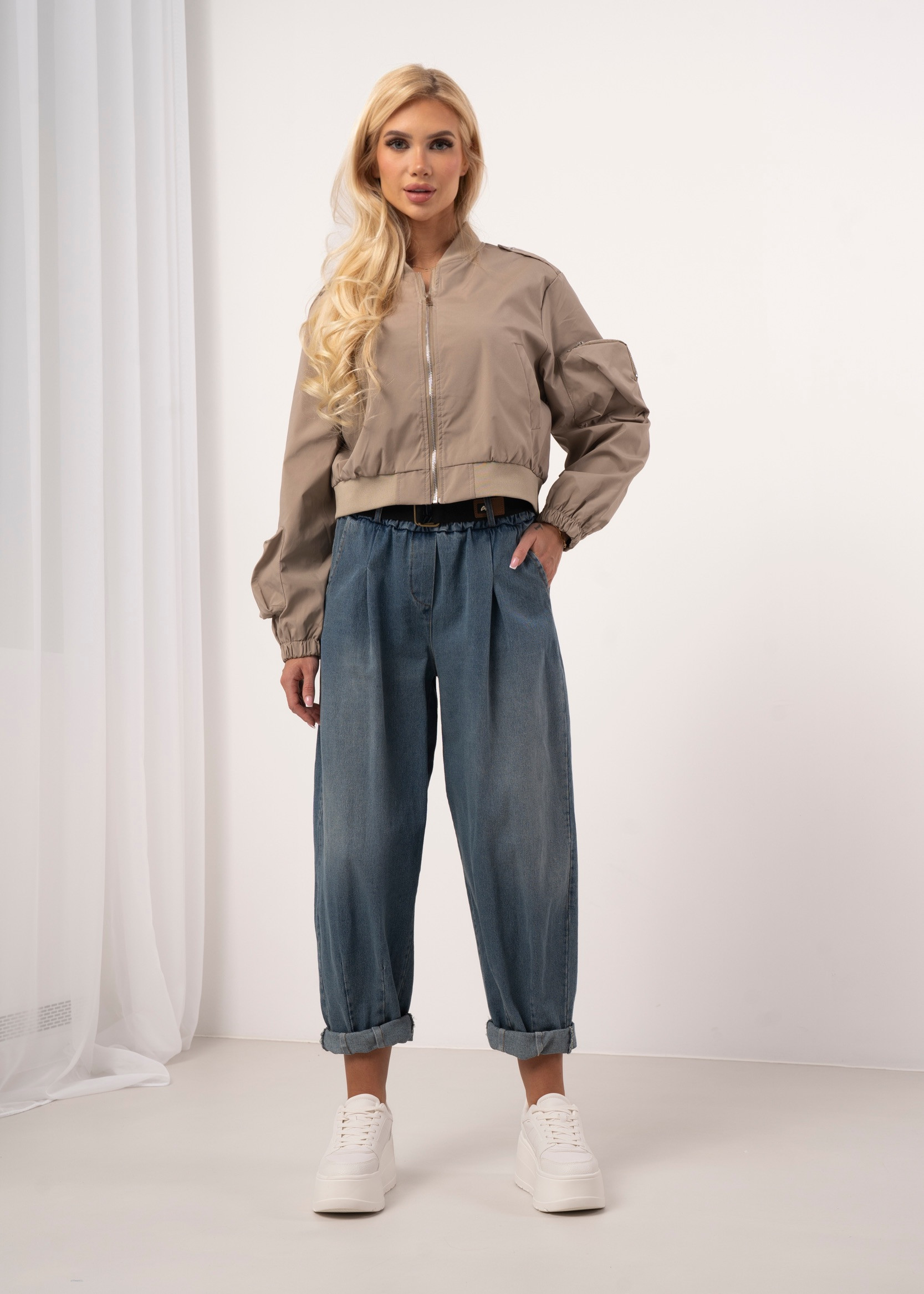 Jeansowe spodnie typu balloon z paskiem