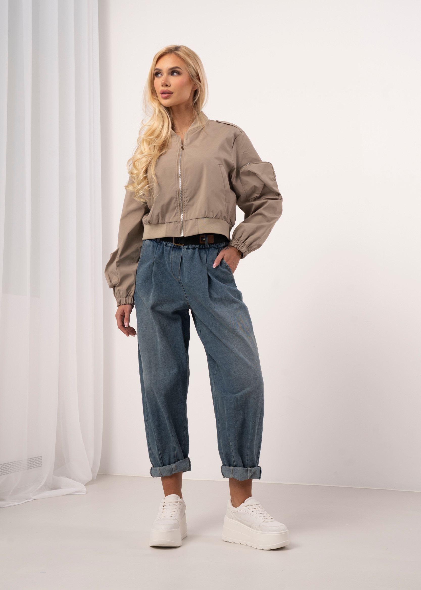 Jeansowe spodnie typu balloon z paskiem