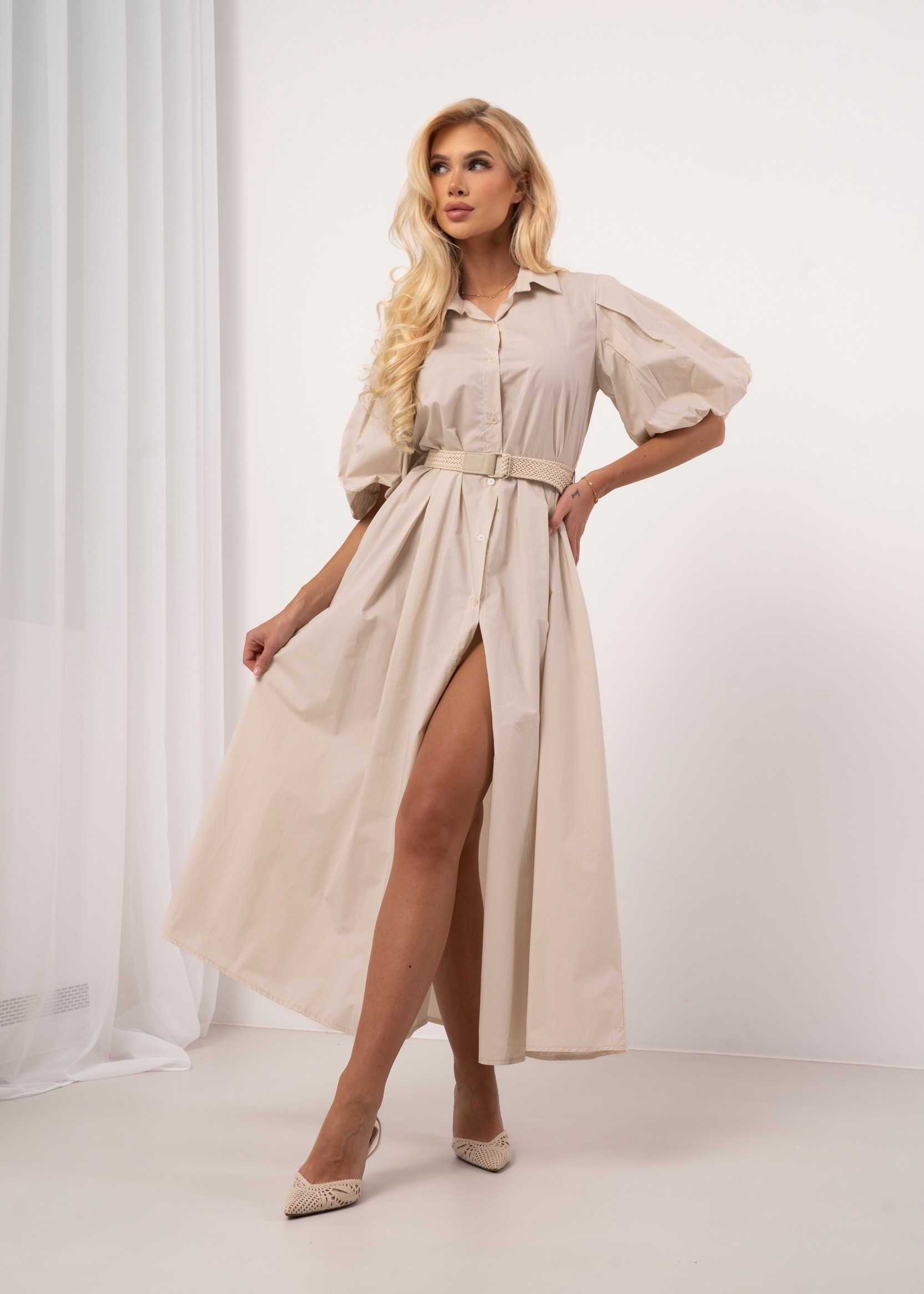 Sukienka koszulowa z paskiem i bufiastymi rękawami